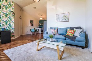 Televisio, videopelejä, DVD-soitin, kirjoja