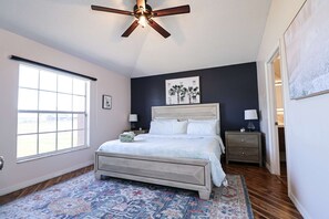 1 slaapkamer, een bureau, een strijkplank/strijkijzer, reisbedje