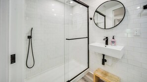 Regadera, secadora de cabello, toallas, shampoo 