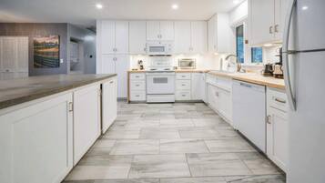 Frigorífico, microondas, lavavajillas y cafetera o tetera