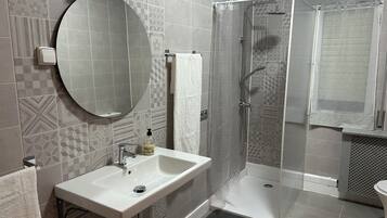 Een douche, een haardroger, handdoeken, zeep