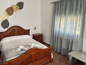 3 bedrooms, desk, travel cot, free WiFi