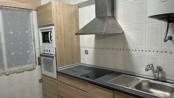 Køleskab, mikrobølgeovn, ovn, kogeplade