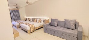 Le Casa Family Room | Free WiFi, bed sheets