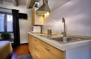 Fridge, stovetop, electric kettle, cookware/dishes/utensils - Charming 1-bedroom apartment with AC, WiFi in welcoming Verona (Verona)