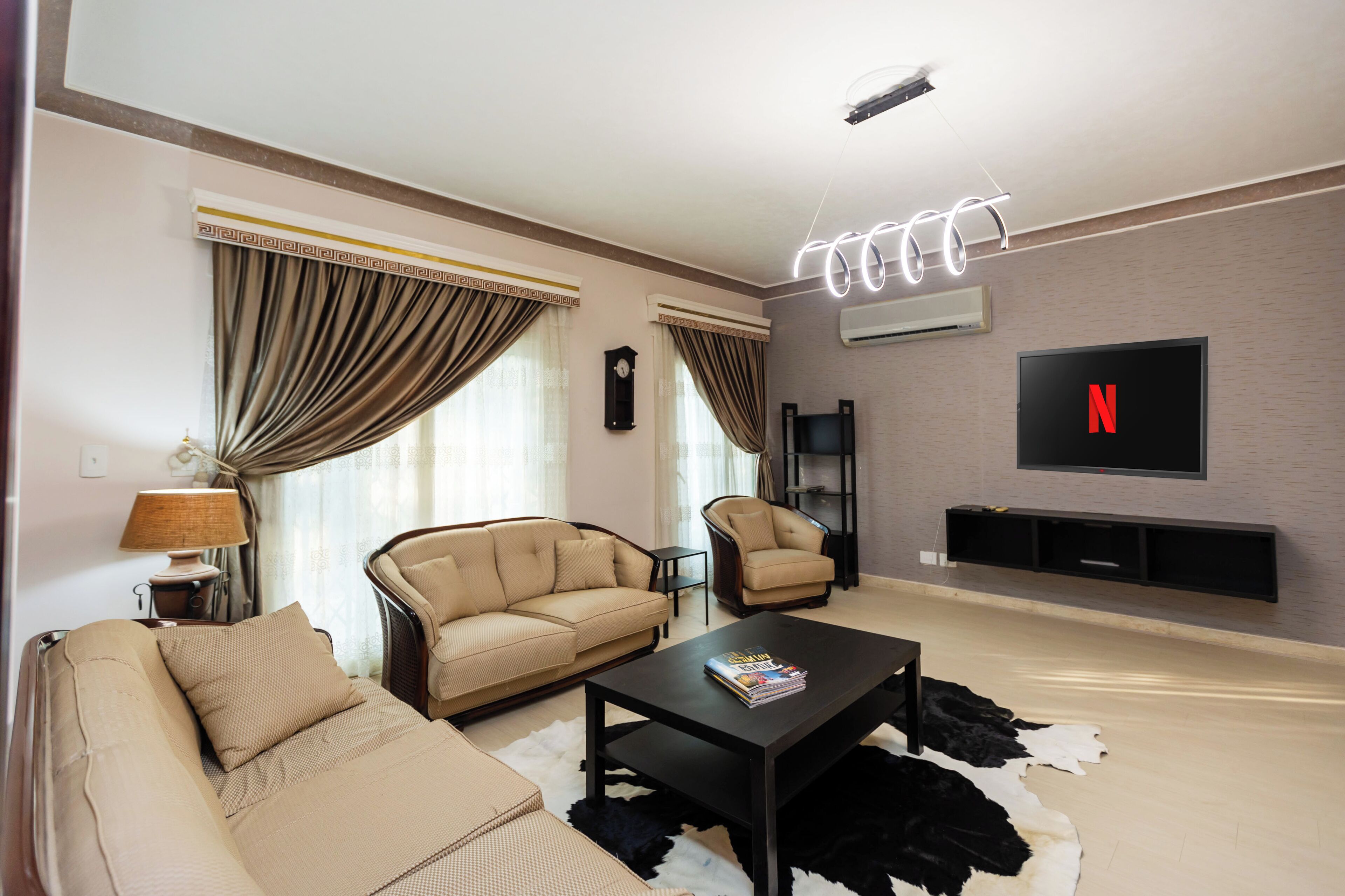 经典别墅, 花园景观 | 起居区 | 50-英寸纯平电视 （配备有线频道）、电视