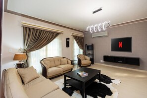 Villa clásica, vistas al jardín | Zona de estar | Televisión de pantalla plana de 50 pulgadas con canales por cable