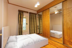 Villa clásica, vistas al jardín | 4 dormitorios, caja fuerte, tabla de planchar con plancha y wifi gratis