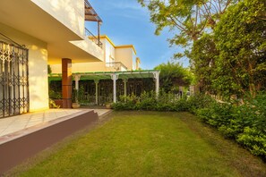 Villa clásica, vistas al jardín | Entrada interior