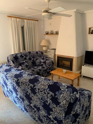 Smart TV, fireplace