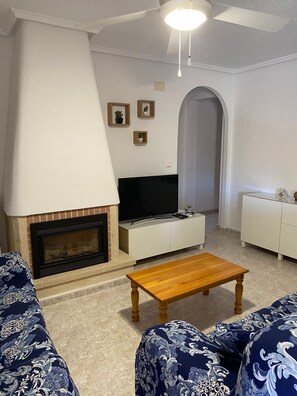 Una Smart TV, una chimenea