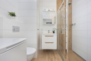 Departamento, 2 habitaciones, balcón | Baño | Regadera y toallas 