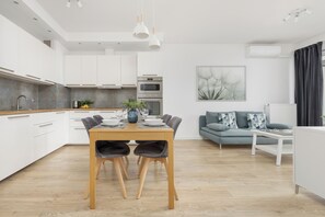 Departamento, 2 habitaciones, balcón | Cocina privada | Microondas, horno, tetera eléctrica y congelador 