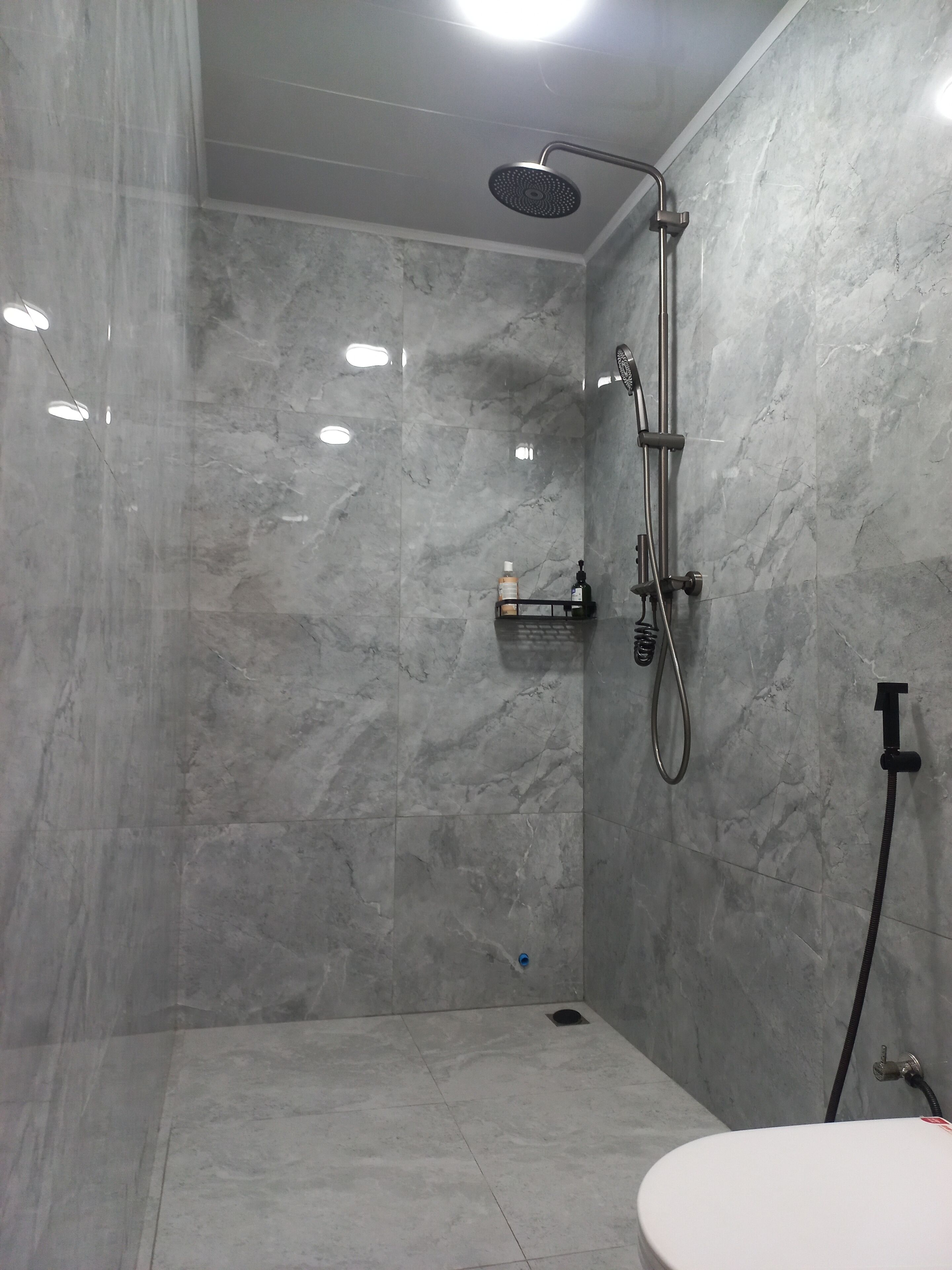 Ducha, secador de pelo, pantuflas, toallas