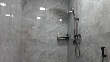 Ducha, secador de pelo, pantuflas, toallas