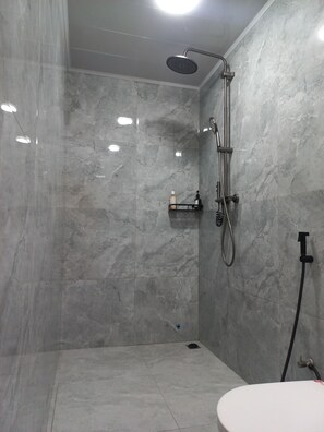 Dusche, Haartrockner, Hausschuhe, Handtücher