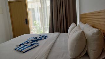 Ducha, secador de pelo, pantuflas, toallas