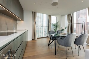 Private kitchen - Stunning 2-bed apartment with swimming pool and gym in Nine Elms (London)