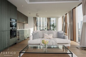 Living area - Stunning 2-bed apartment with swimming pool and gym in Nine Elms (London)