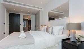 2 bedrooms, iron/ironing board, WiFi, bed sheets - Stunning 2-bed apartment with swimming pool and gym in Nine Elms (London)