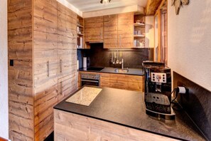 Kjøleskap, mikrobølgeovn, ovn og kokeplater