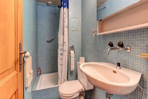 Dutxa, assecador de cabells, bidet i tovalloles