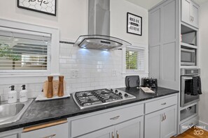 Refrigerador, microondas, horno y parrilla de estufa