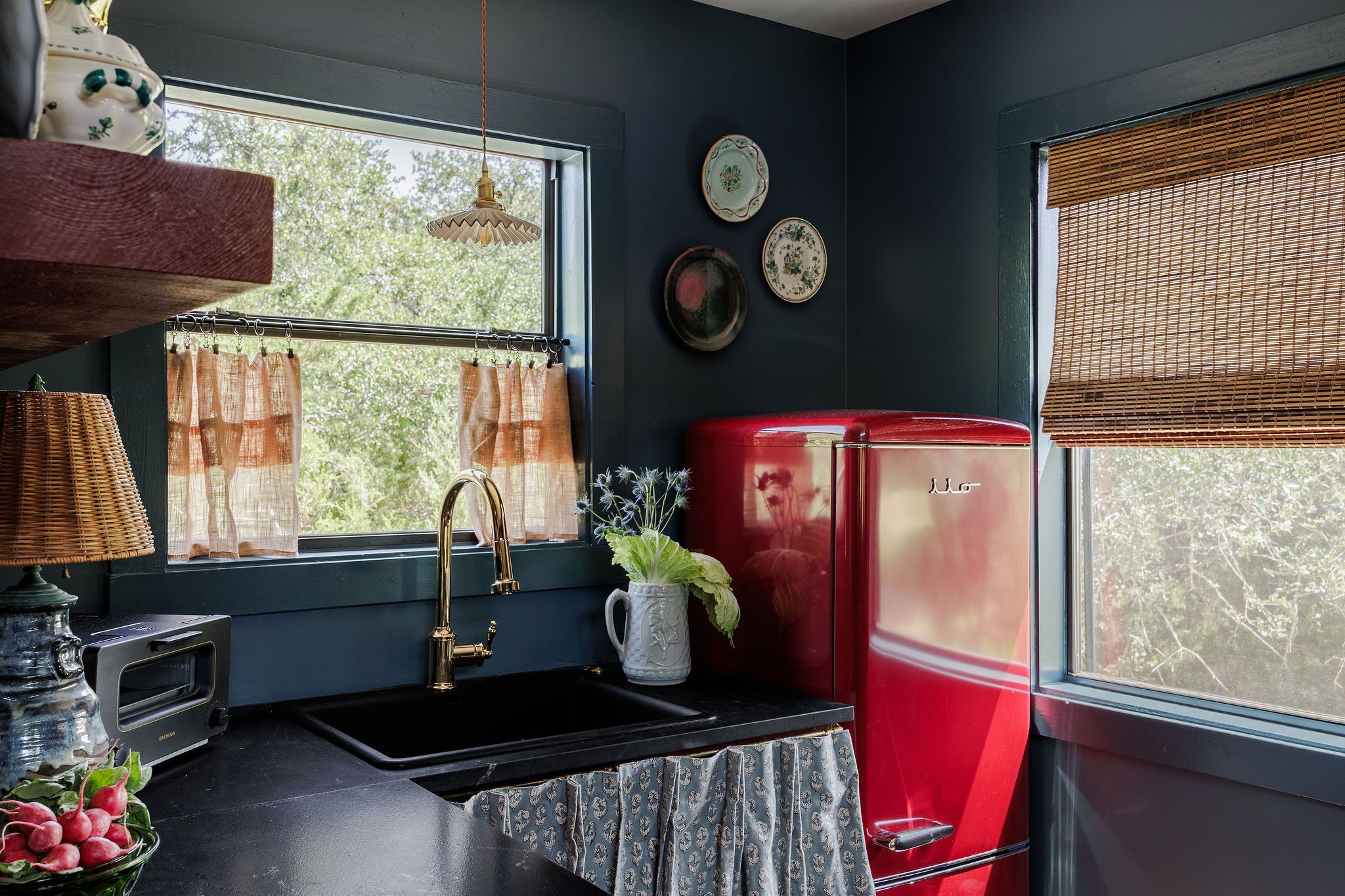 Een koelkast, een vaatwasser, een koffiezetapparaat/waterkoker