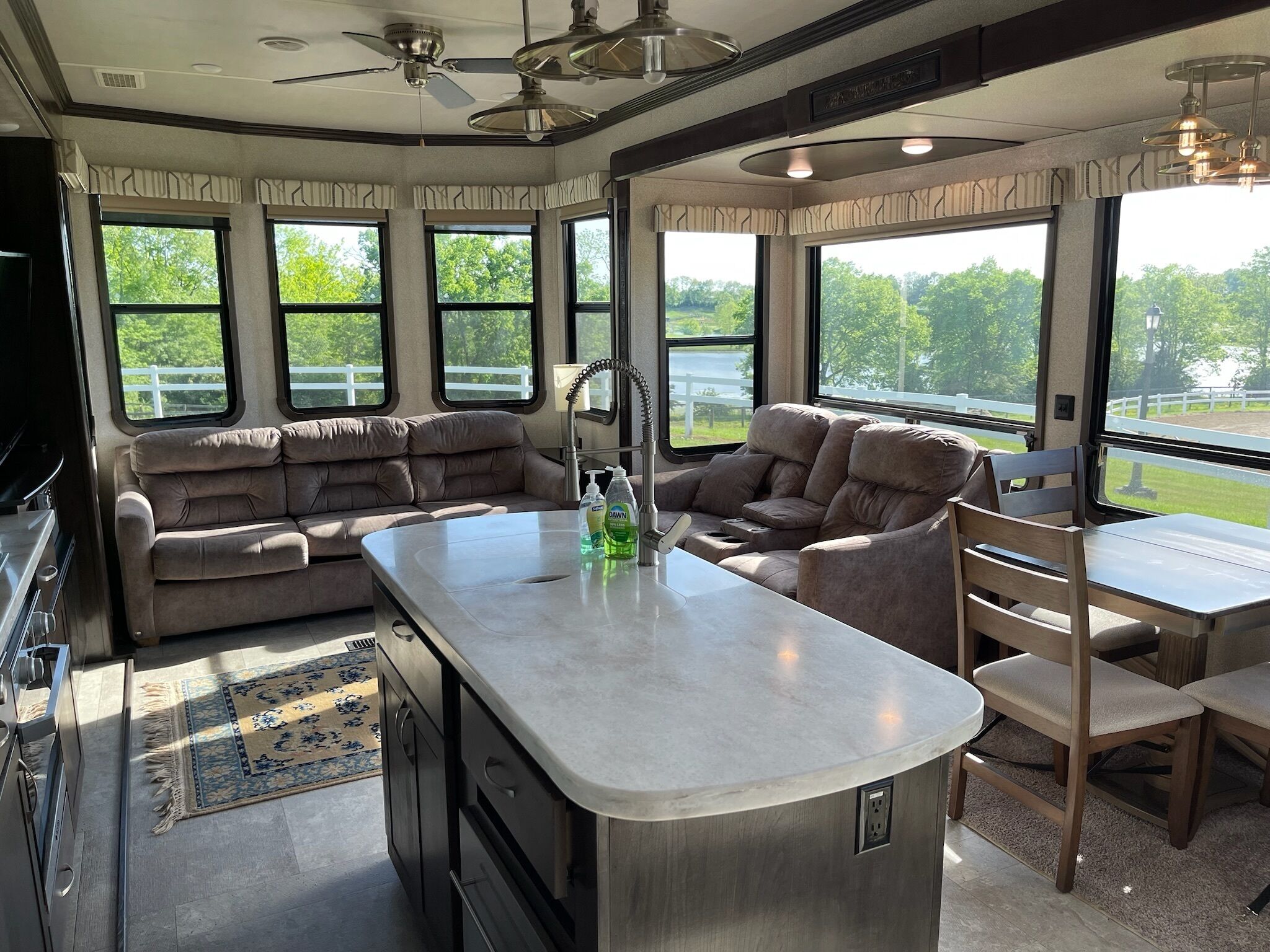 Cozy & Spacious RV 1BD Full bathroom -  Cedar Creek Cottage Experience