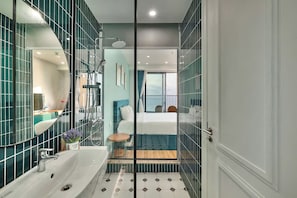Studio, balcon, vue océan | Salle de bain | Peignoirs, chaussons