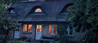 Cozy thatched cottage between the Baltic Sea and Schlei with a large garden