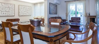 Luxe 3 Bd Penthouse 5 Min from Drosia Square