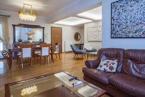 TV - Luxe 3 Bd Penthouse 5 Min from Drosia Square (Athens)