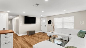 Living area - GameRoom+Dogs+4 BR+Kids+FAST WIFI + 2 Kings (Panama City)