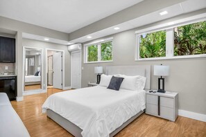 6 bedrooms, desk, iron/ironing board, travel cot - Tropical Waterfront Family Oasis - Heated Pool - Near the Beach & Aventura Mall! (Miami)