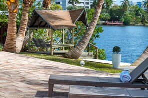 Property grounds - Tropical Waterfront Family Oasis - Heated Pool - Near the Beach & Aventura Mall! (Miami)