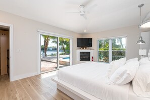 6 bedrooms, desk, iron/ironing board, travel crib