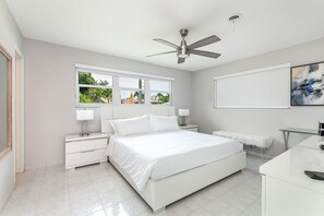3 bedrooms, desk, iron/ironing board, travel crib - Waterfront, Pool, & Amazing Location - WOW! (Miami)