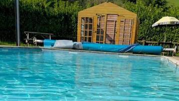 حمّام سباحة خارجي