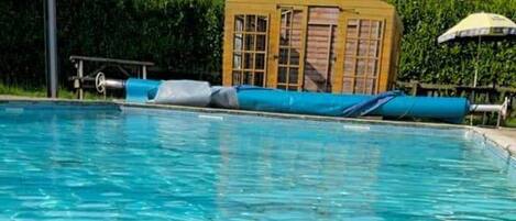 Una piscina al aire libre