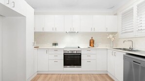 Coffee/tea maker, fridge, microwave, oven - SYDNEYS LEADING NO.1 STAY (Coogee)