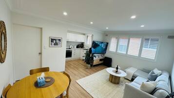 Smart TV, chimenea, reproductor de DVD, libros