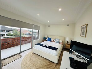 2 Schlafzimmer, Schreibtisch, Bügeleisen/Bügelbrett, Reisekinderbett