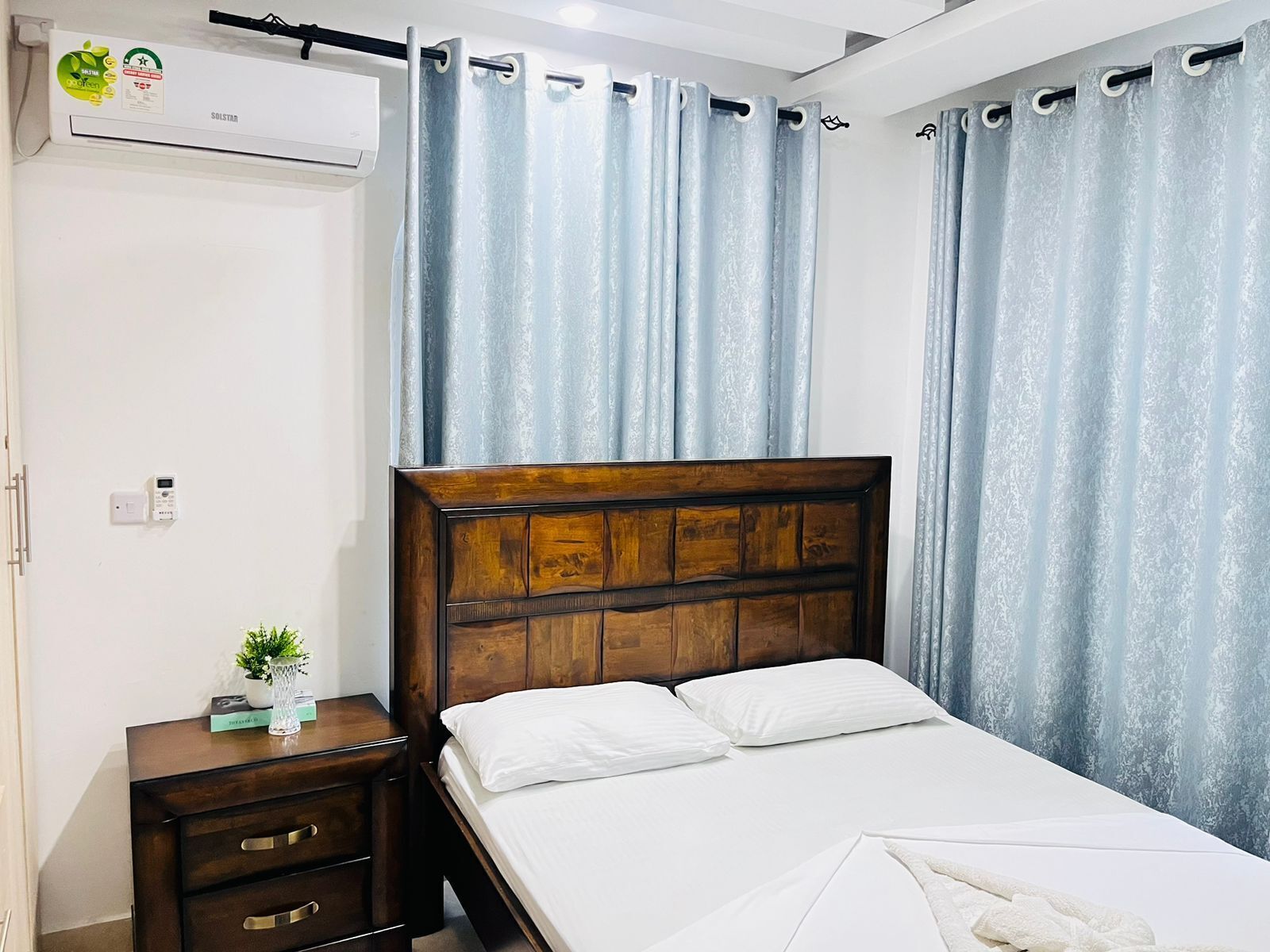Desk, laptop workspace, soundproofing, WiFi (free)