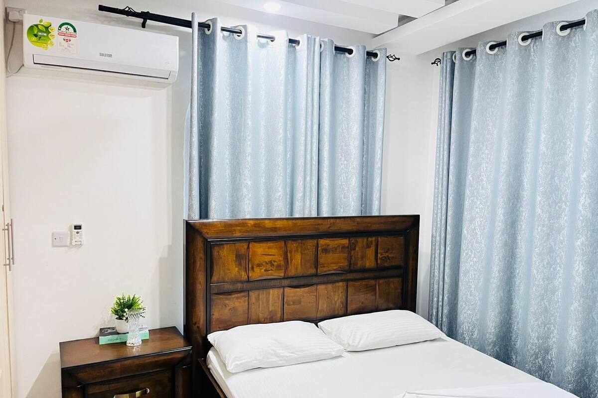 Desk, laptop workspace, soundproofing, WiFi (free)