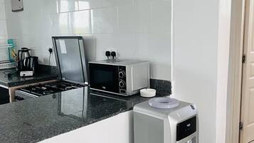 Full-size fridge, microwave, oven, stovetop