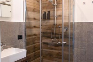 Dusche, Haartrockner, Bidet, Handtücher