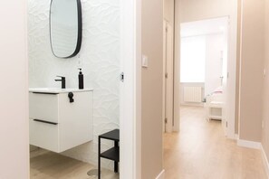 3 chambres, fer et planche à repasser, Wi-Fi, draps fournis