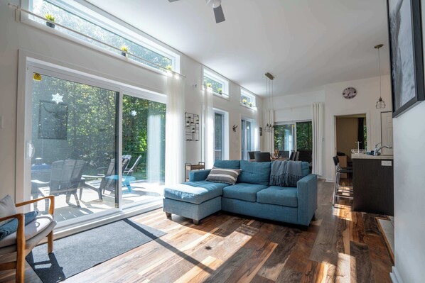 TV, fireplace, stereo