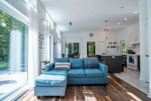 TV, fireplace, stereo